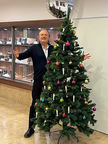 Friedliche und hoffnungsvolle Stimmung an Heiligabend: Thomas K&auml;fer, hier in seinem Pfandleihhaus auf der Bayerstra&szlig;e. Foto: privat